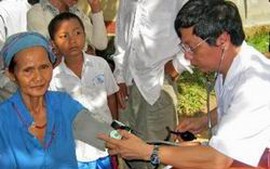 Quảng Ngãi tổ chức khám sàng lọc Hội chứng viêm da lòng bàn tay bàn chân